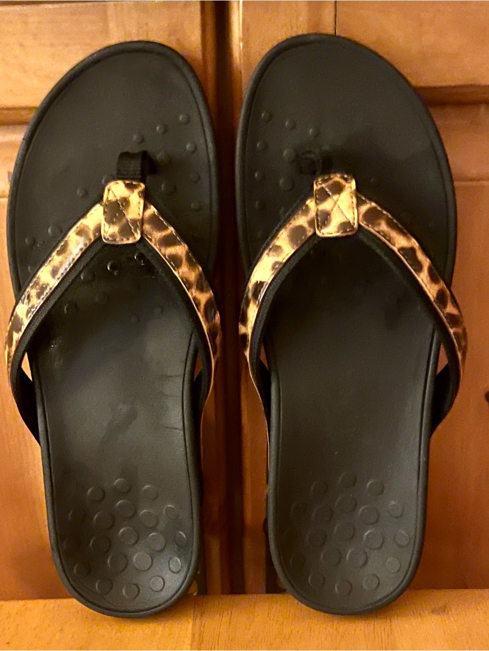 Vionic Leopard Strap Black Flip Flip. 
Size 9